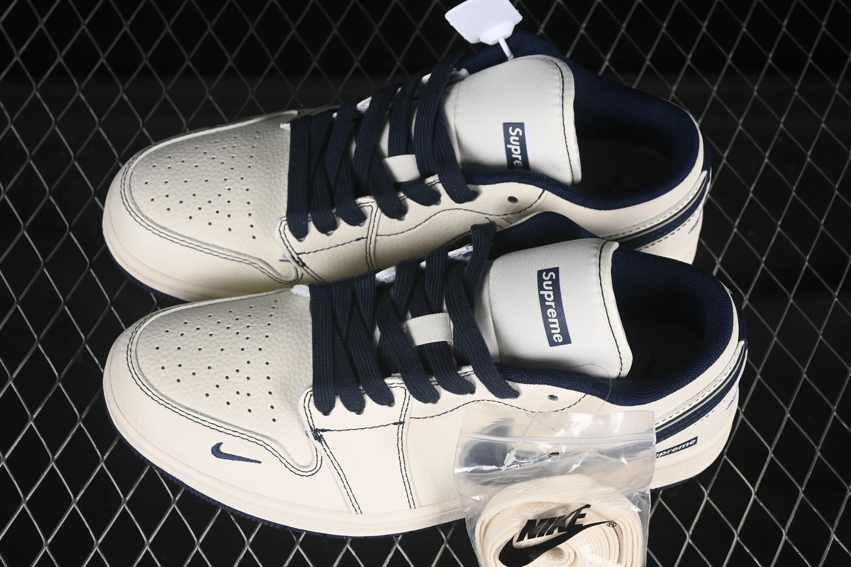 All categories Air Jordan Jordan series basketball shoes Air Jordan 1 Low High-end customized low-top sneakers Air Jordan 1 Low AJ1 Joe 1 Supreme co-branded rice blue hook High-end customized low-top retro basketball shoes XX3168-176